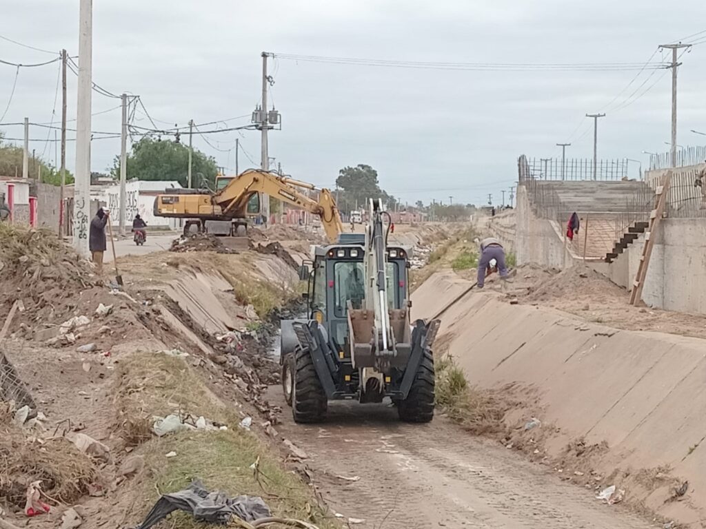 Ejecutan la limpieza del desagüe del barrio La Católica