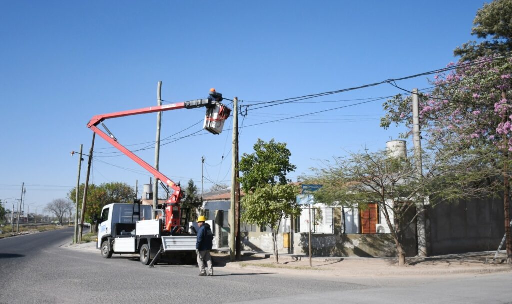 Reponen luminarias que habían sido robadas en el barrio Smata