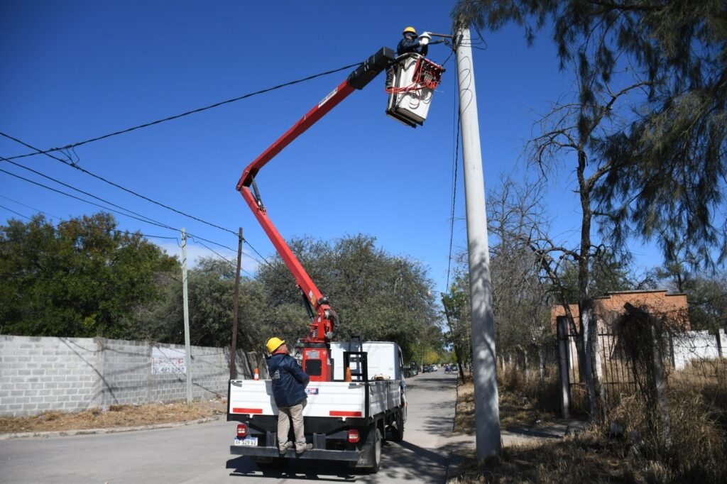 Continúa tareas de mantenimiento del alumbrado en distintos barrios de Capital