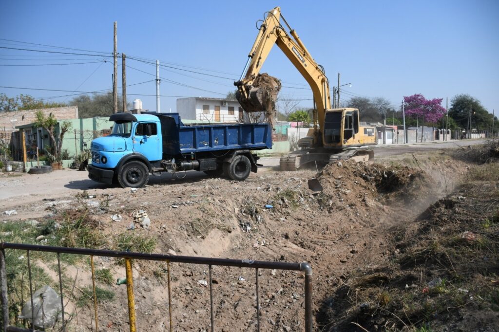 Realizan tareas de mantenimiento de desagües del sector oeste