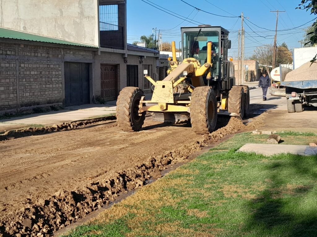 Trabajan en el mantenimiento de calles en barrios del oeste de la Capital