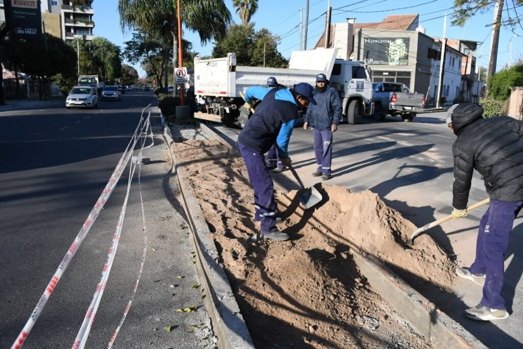 Construyen platabanda en avenida Belgrano y calle Ejército del Norte Construyen platabanda en avenida Belgrano y calle Ejército del Norte
