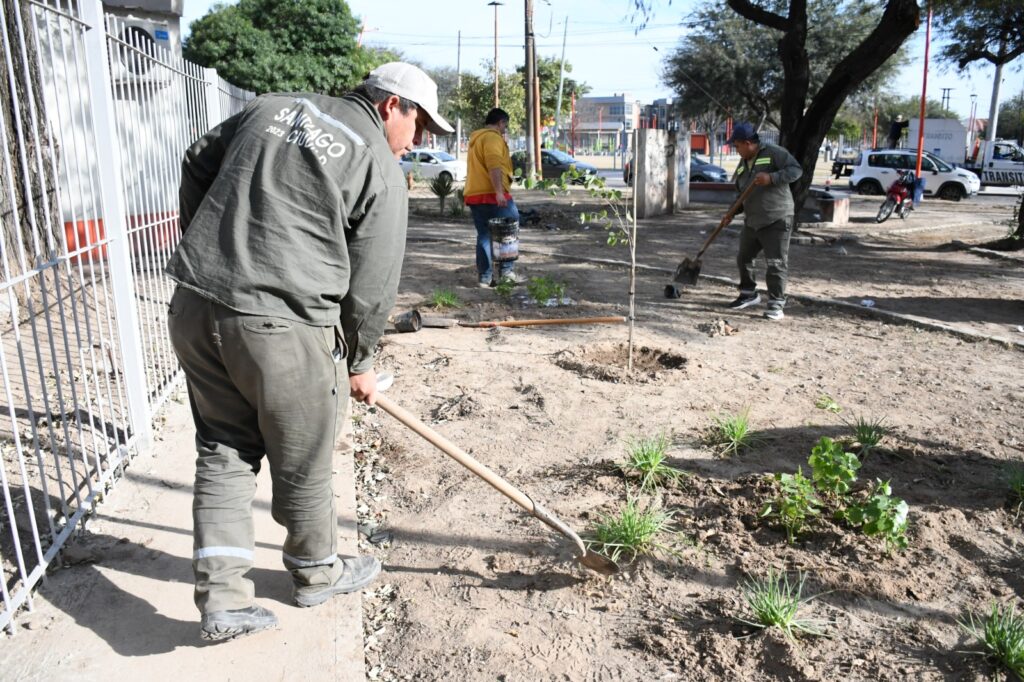Realizan mantenimiento de la plaza de los Poetas