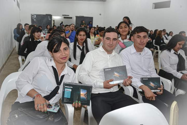 Entregaron tablets a más de 50 estudiantes del CENS N° 5 de Clodomira