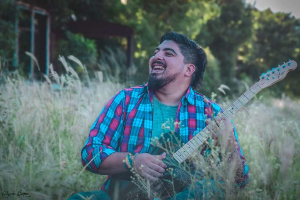 Artista bandeño lanza su carrera solista con canciones de su autoría