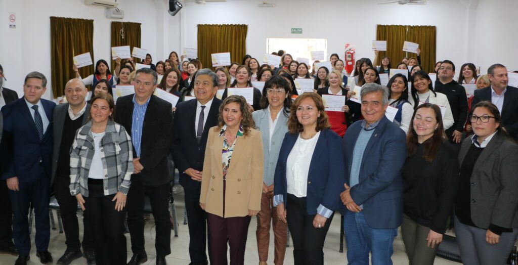 Entregan certificados a maestras municipales capitalinas capacitadas por la UNSE