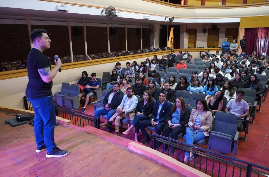 El historiador y docente Pablo Borda presentó “Es más complejo”