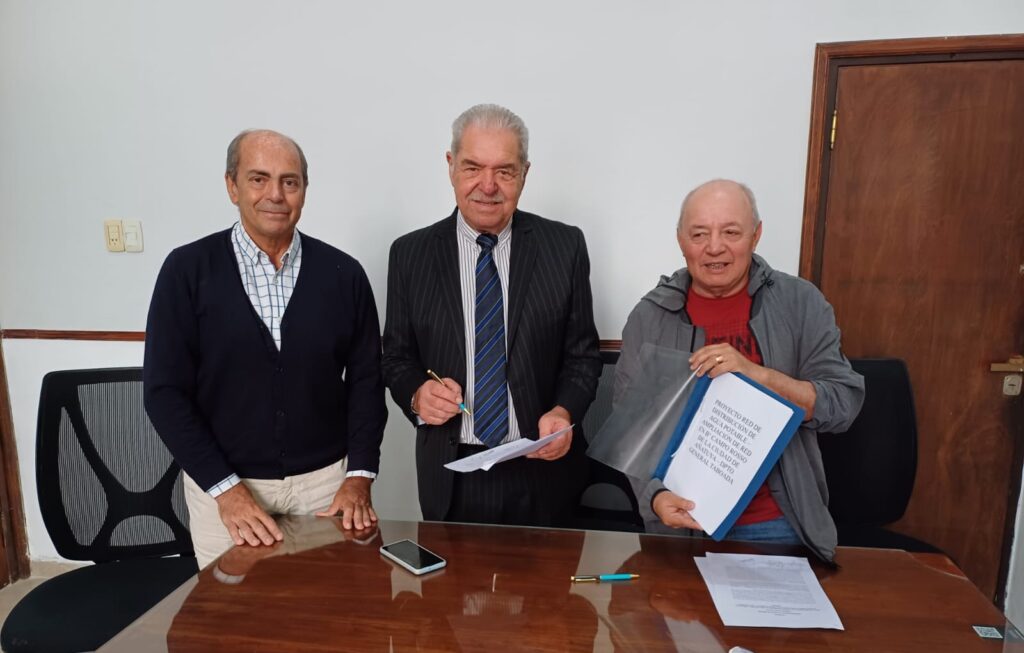 La provincia firmó un convenio para ampliar la red de agua en Añatuya