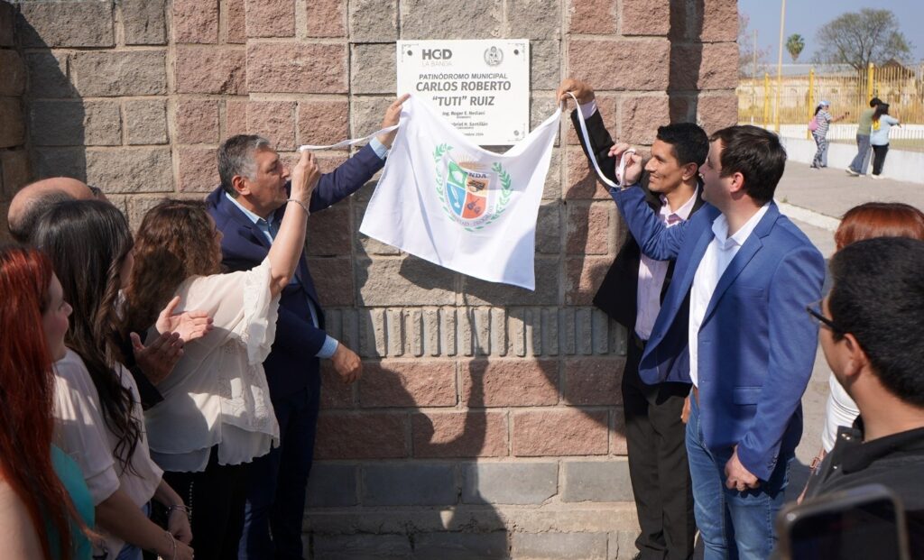 Nediani realizó el descubrimiento de placa en honor a Carlos Roberto “Tuti” Ruiz