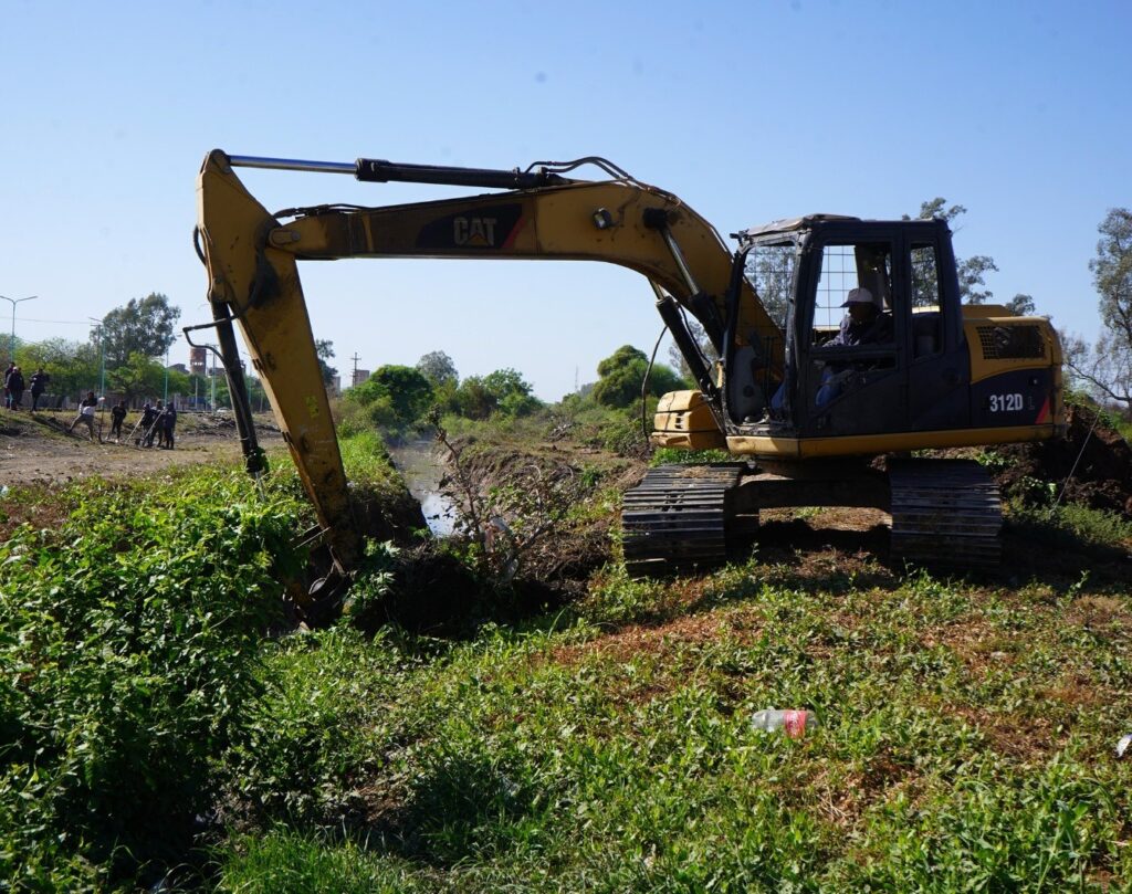 El intendente Nediani impulsa la limpieza de desagüe del barrio Constitución