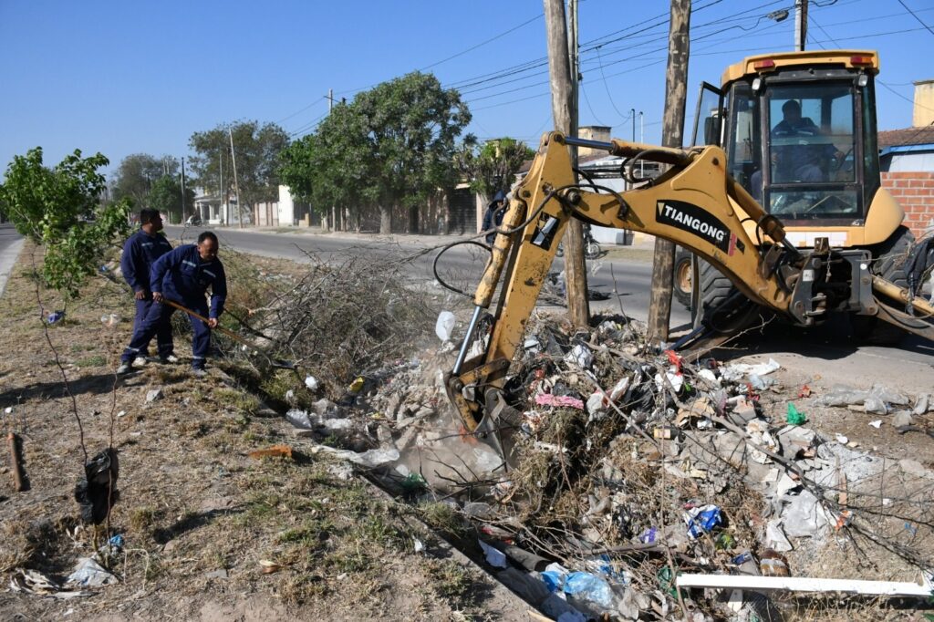 Realizan limpieza en desagüe del barrio Siglo XXI