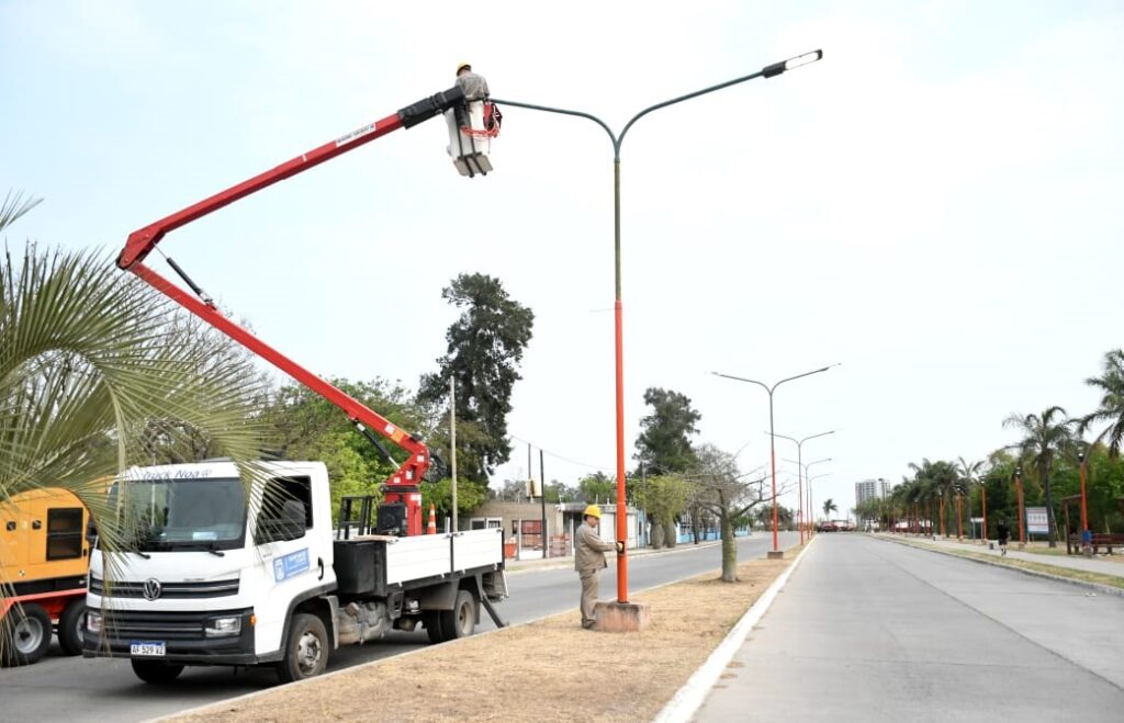 Trabajan en la normalización del sistema lumínico de la costanera afectado por robos Trabajan en la normalización del sistema lumínico de la costanera afectado por robos