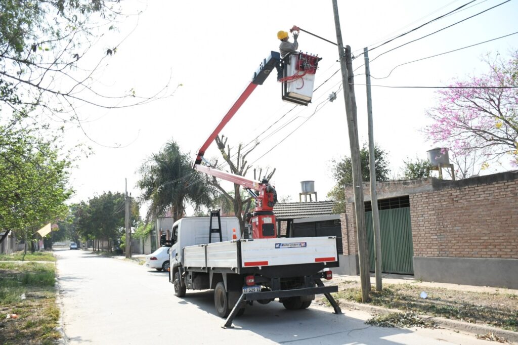 Trabajan en el mantenimiento del alumbrado público