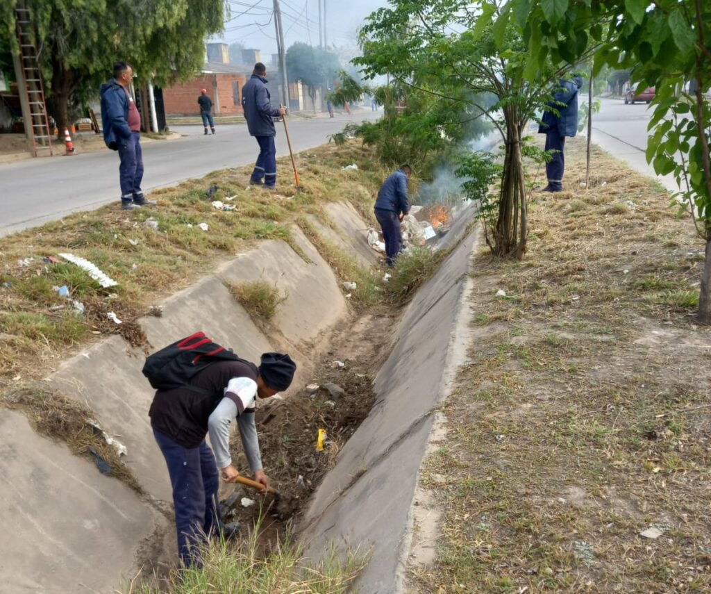 Trabajan en el mantenimiento de desagües pluviales del barrio Siglo XXI