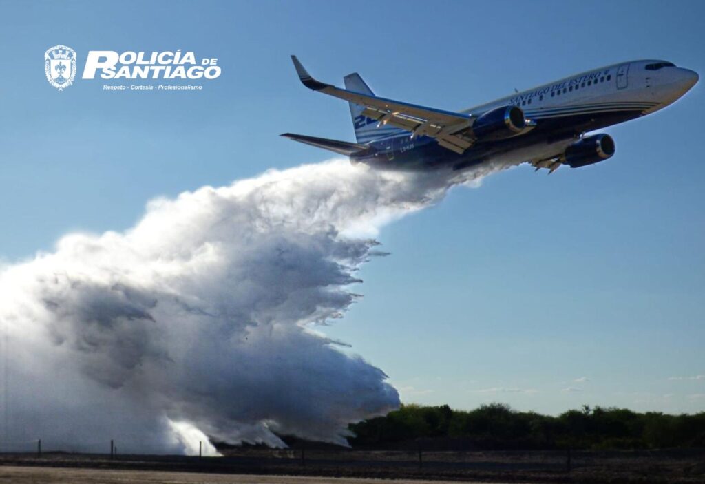 Bautismo de fuego: el avión hidrante 737 apagó incendio forestal de una sola pasada