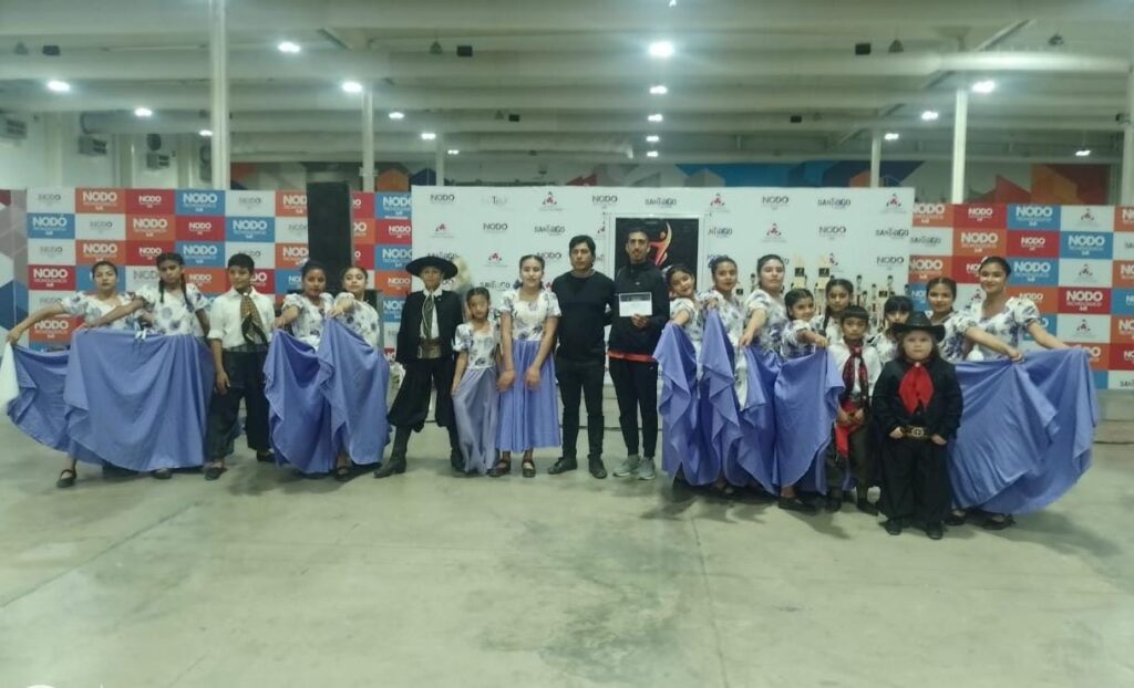 Destacada presentación de la Academia Folclórica Danzares de La Dársena