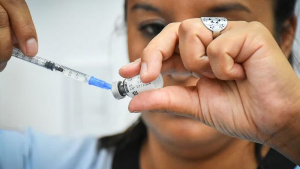 Amplían la vacunación contra el dengue a personas de 15 a 39 años en Capital