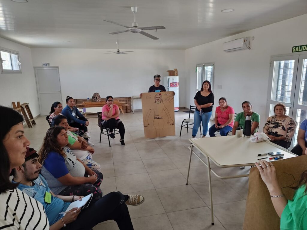 Estudiantes y docentes de Humanidades desarrollan talleres en barrios populares