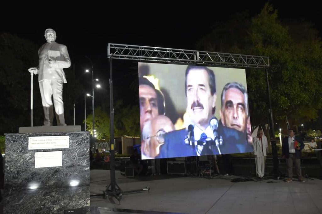 En Frías inauguraron un monumento en homenaje a Raúl Alfonsín