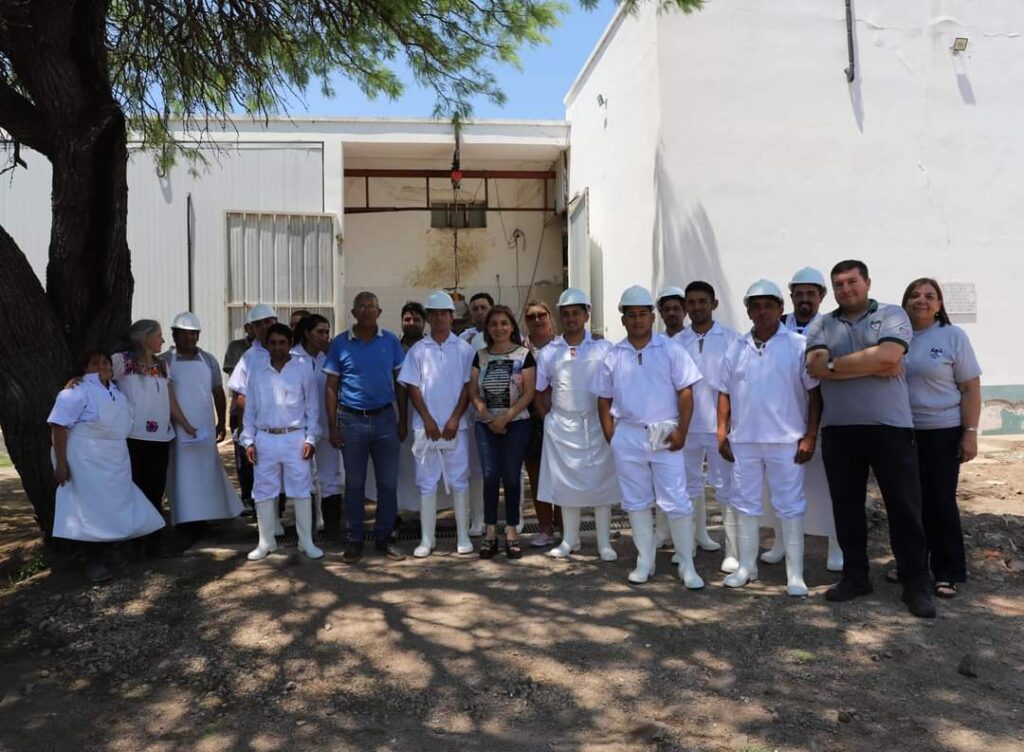 Villa Ojo de Agua: Entregan indumentaria al personal del Frigorífico Municipal