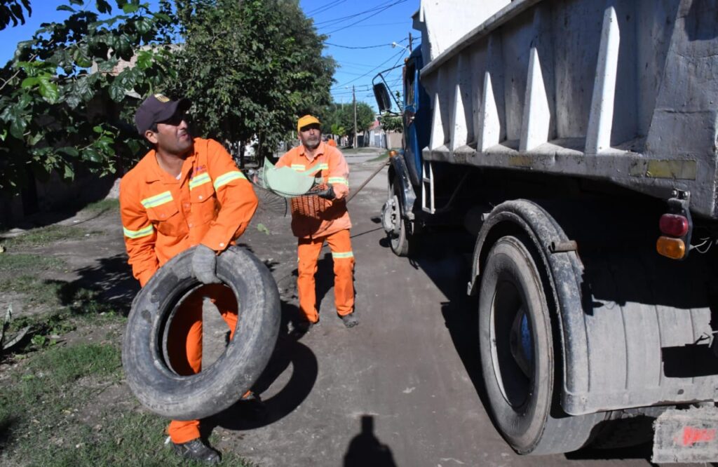 Trabajan en la sensibilización y el descacharreo en distintos barrios de la Capital