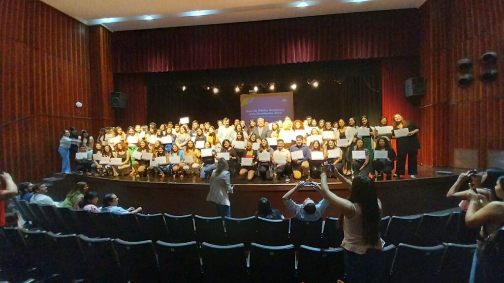 Entregaron reconocimientos por su labor académica a estudiantes de la Facultad de Humanidades Entregaron reconocimientos por su labor académica a estudiantes de la Facultad de Humanidades