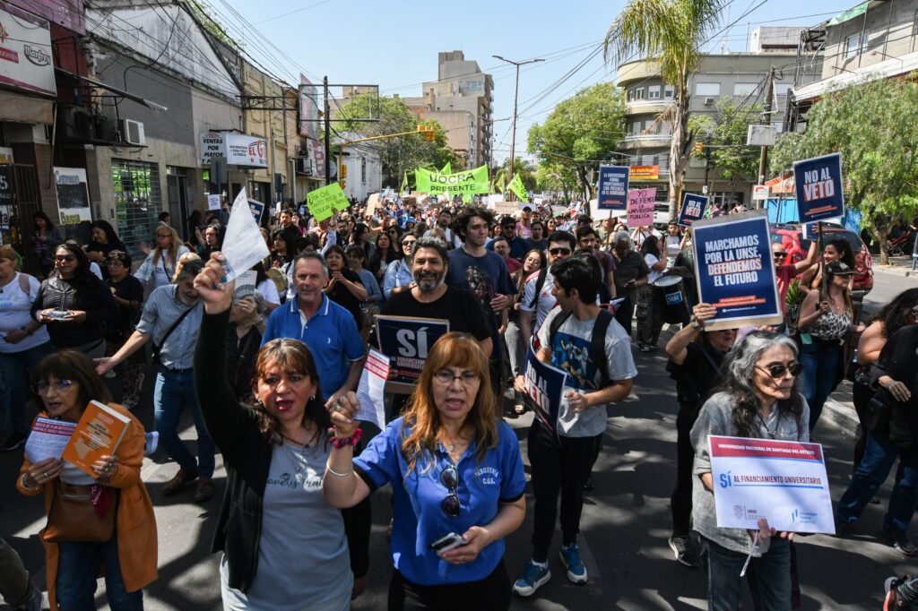 Con una multitudinaria marcha, los santiagueños se movilizaron en defensa de la universidad pública