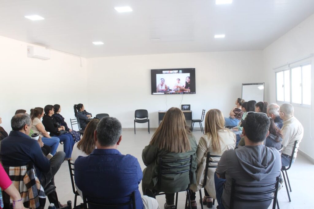 Instituciones de Colonia El Simbolar abordaron la problemática de adicciones en una reunión