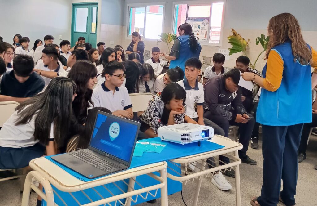 Taller sobre ciberbullying en la Escuela de Comercio “General San Martín”