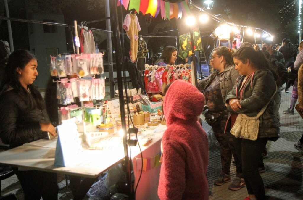 Feria artesanal en la Plaza Belgrano para celebrar a las madres en su día