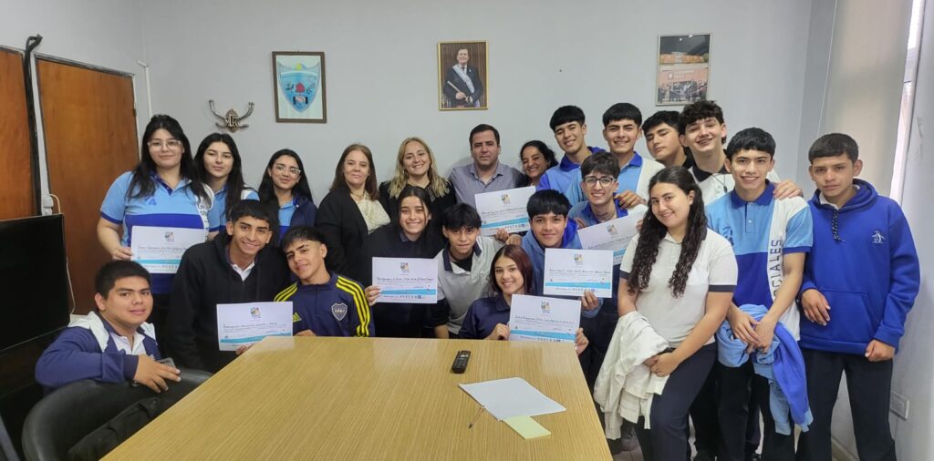 El intendente Daniel Ruiz recibió a los alumnos finalistas del Intercolegial de Teatro 2024 El intendente Daniel Ruiz recibió a los alumnos finalistas del Intercolegial de Teatro 2024