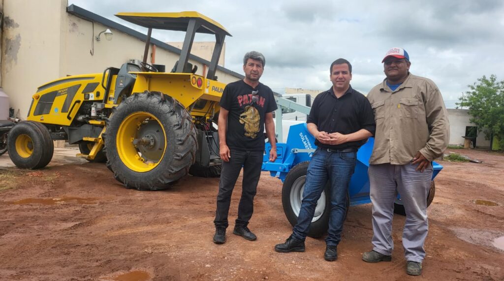 El municipio de Clodomira recibió una pala de arrastre para reforzar sus servicios