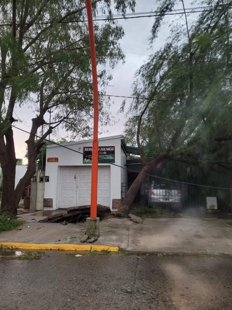 La fuerte tormenta dejó daños materiales y varias familias afectadas en localidades del departamento Robles La fuerte tormenta dejó daños materiales y varias familias afectadas en localidades del departamento Robles