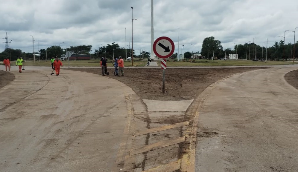 𝐅rías: Realizan tareas de mantenimiento en la rotonda de ingreso a la ciudad 𝐅rías: Realizan tareas de mantenimiento en la rotonda de ingreso a la ciudad