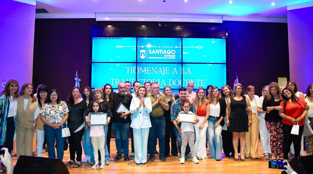 Capital: Distinguen a docentes jubilados municipales