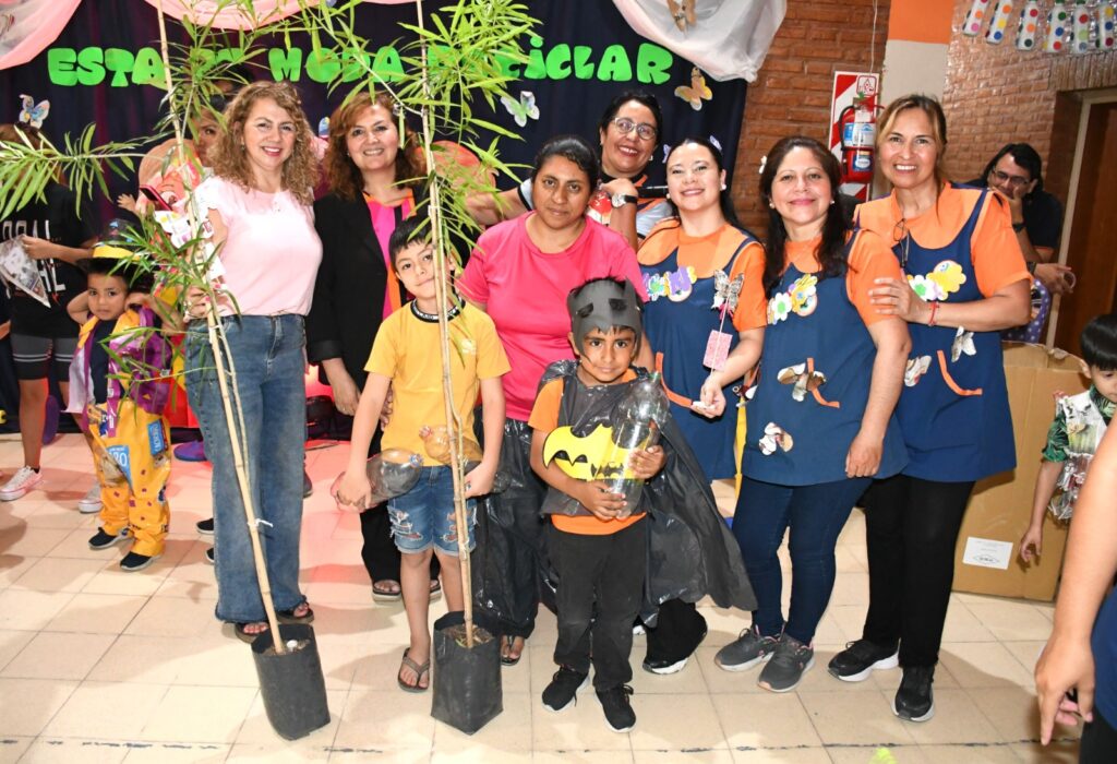 Jardines municipales participaron de actividades por la Navidad Ecológica Jardines municipales participaron de actividades por la Navidad Ecológica