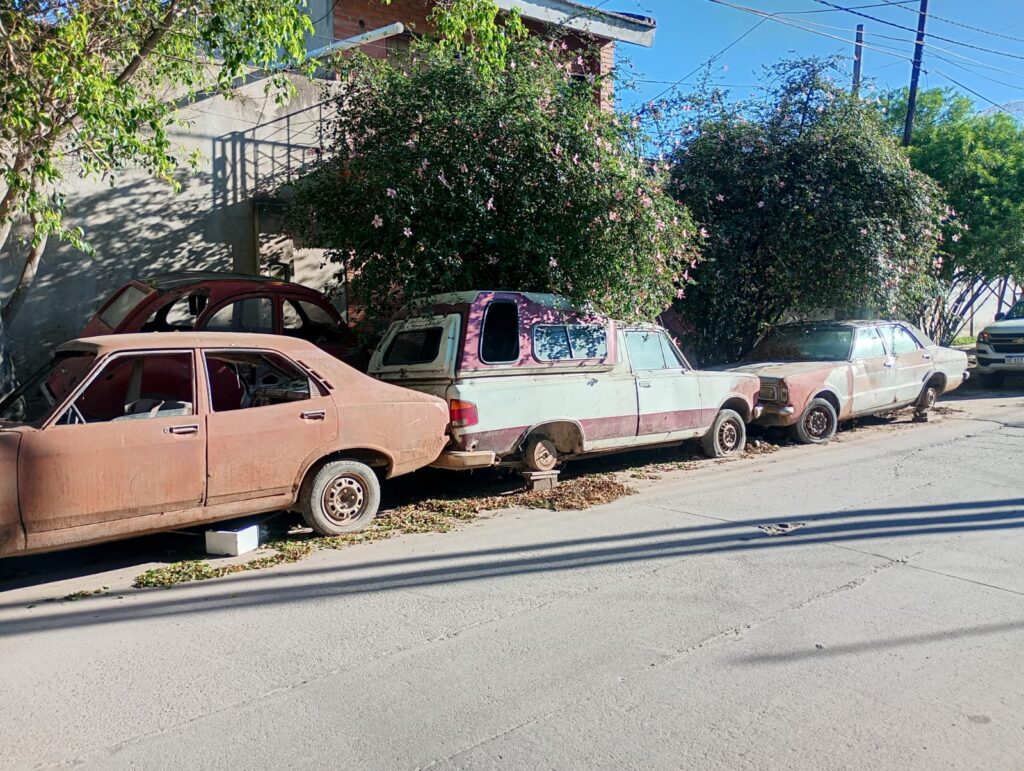 Capital: Más de 60 automóviles abandonados en la vía pública serán removidos