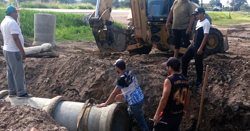 Colocan tubos de desagüe en la zona de Ruta 34 cercana a la ciudad de Pinto