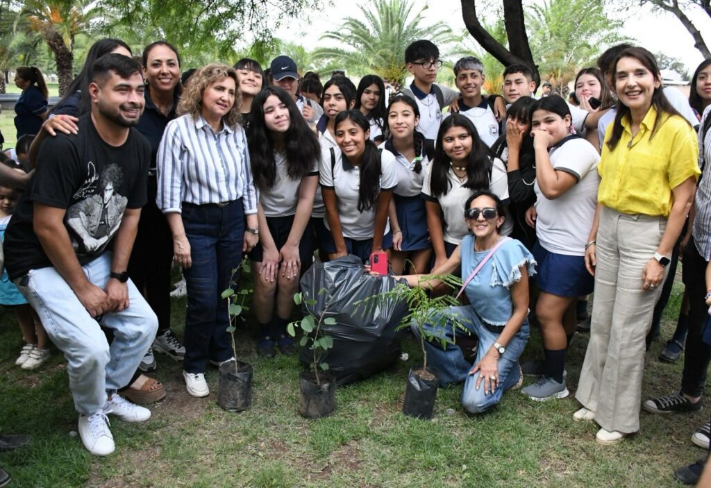 Autoridades y estudiantes participaron de una jornada de eco canje por la Navidad Ecológica Autoridades y estudiantes participaron de una jornada de eco canje por la Navidad Ecológica