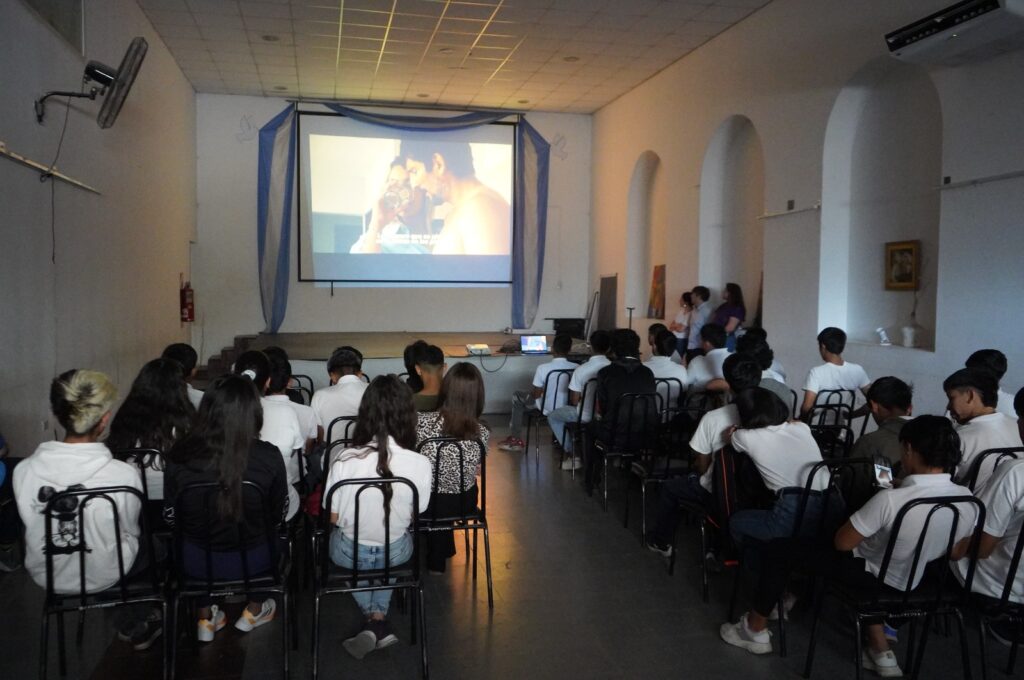 Alumnos  de la Escuela Secundaria Municipal N°1 participaron de la proyección “Improbable”