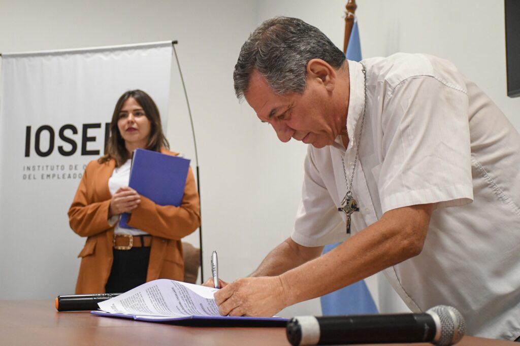 Firma del convenio para dar impulso al programa “Crear lazos”