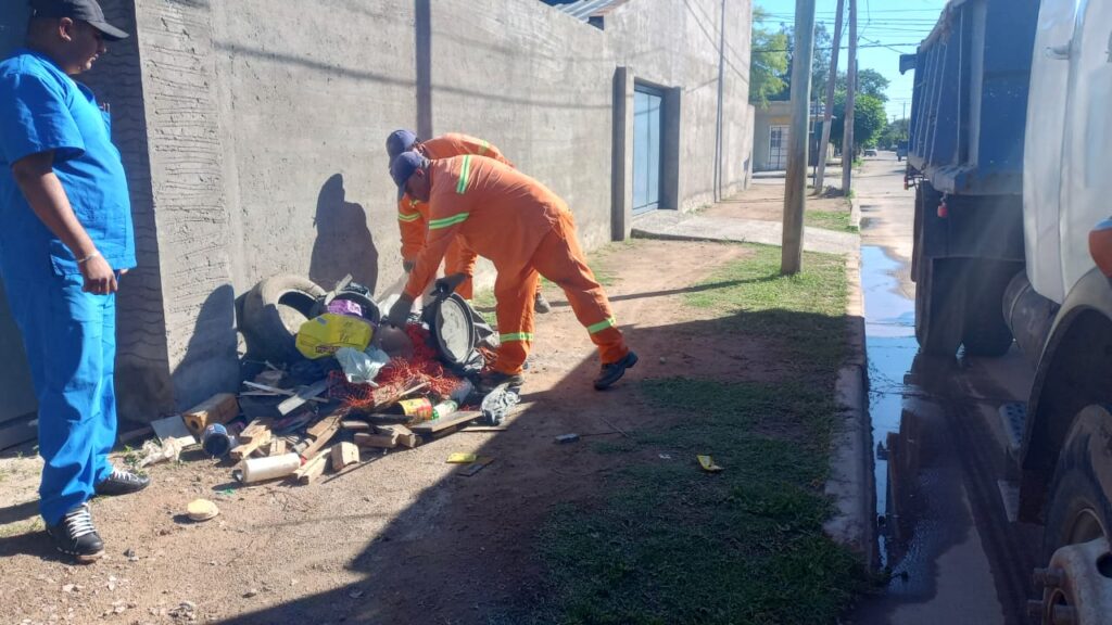 Realizan trabajos de descacharreo preventivos en el barrio Borges