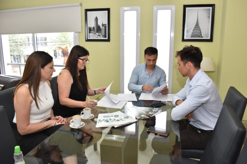 Fernández: El Municipio y la Universidad Empresarial Siglo 21 se unen para desarrollar actividades académicas