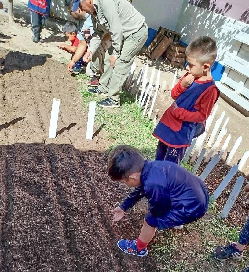 Dcentes y alumnos de Jardin de Infantes de Capital participaron de un taller sobre huertas urbanas