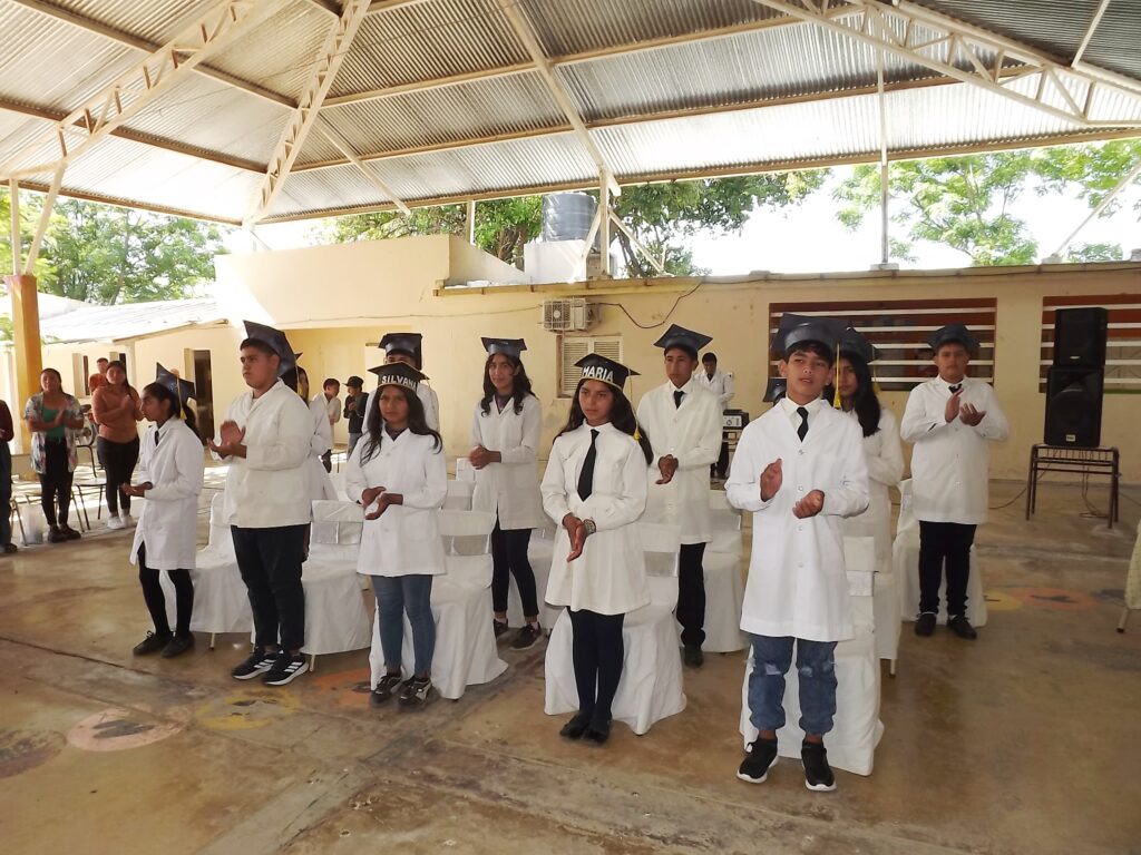 Robles: Emotivo egreso de los alumnos de séptimo grado de la escuela del paraje San Ramón