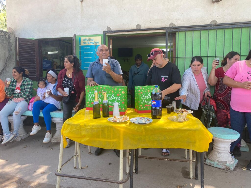 Los trabajadores de la comuna de La Dársena y San Ramón recibieron presentes navideños