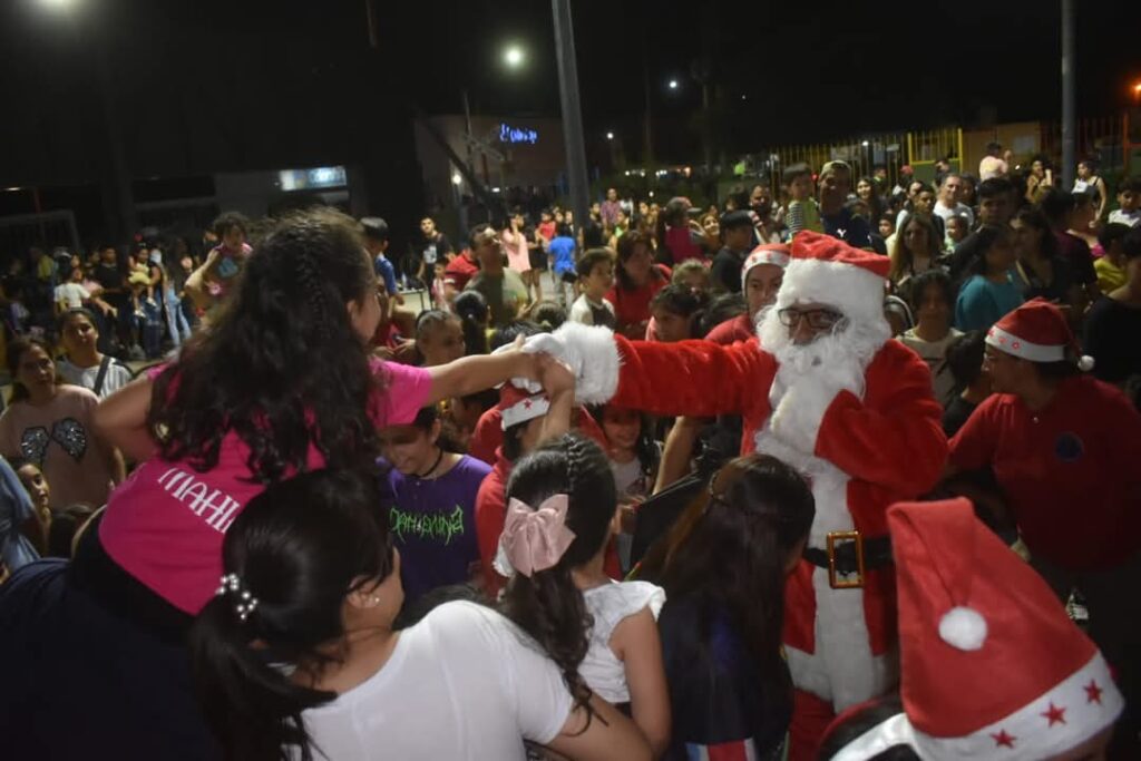 Frías: Papá Noel visitó la Ciudad de los Niños y entregó regalos Frías: Papá Noel visitó la Ciudad de los Niños y entregó regalos