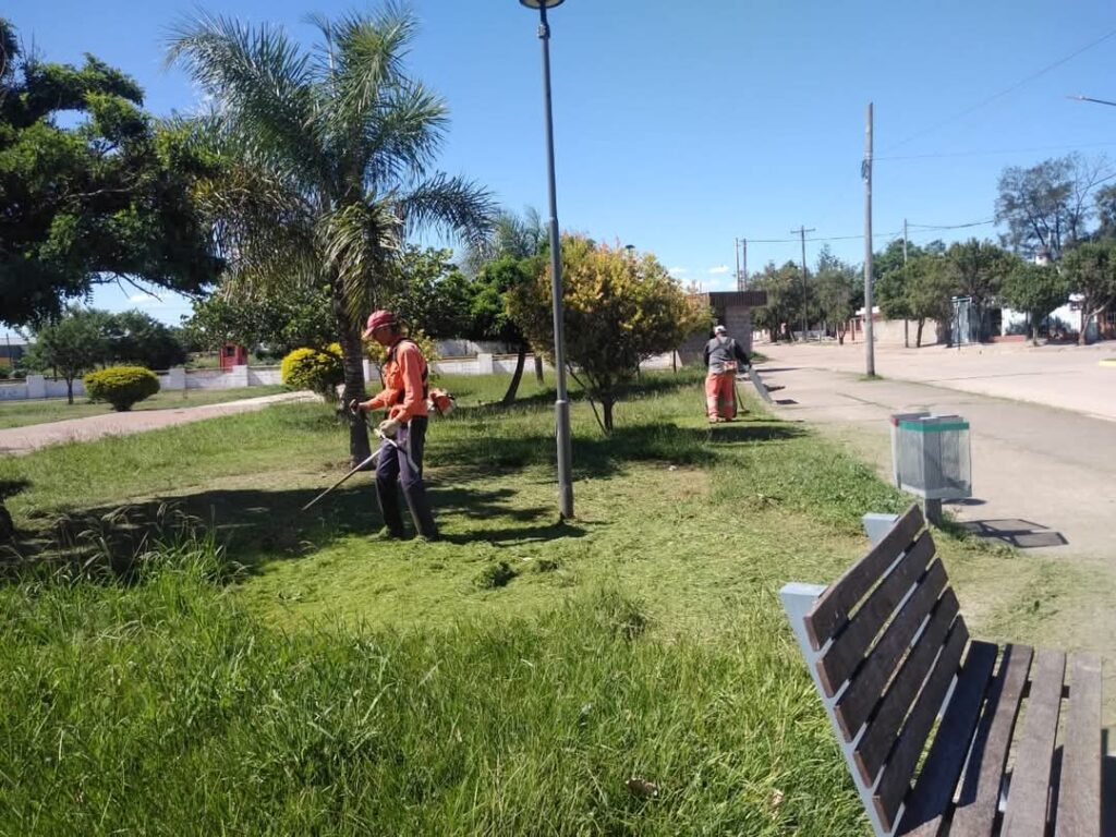 En Frías intensifican tareas de limpieza y desmalezamiento en espacios públicos