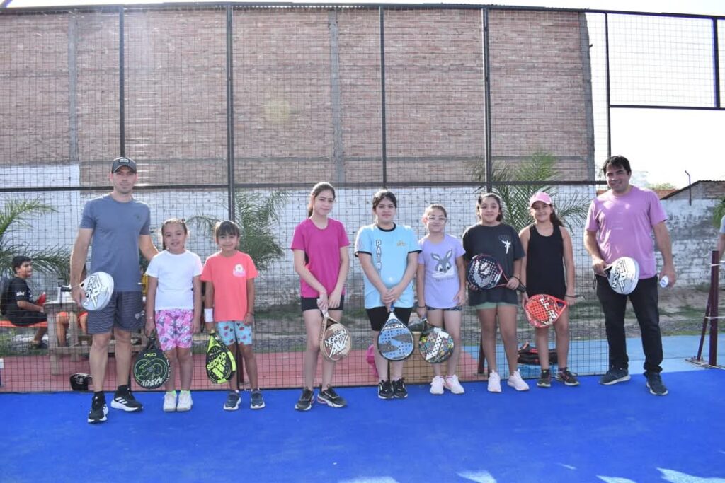 En Fernández iniciaron las clases gratuitas de pádel En Fernández iniciaron las clases gratuitas de pádel