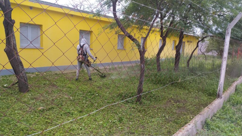 Municipales de Colonia El Simbolar trabajan en cuidado de instituciones educativas